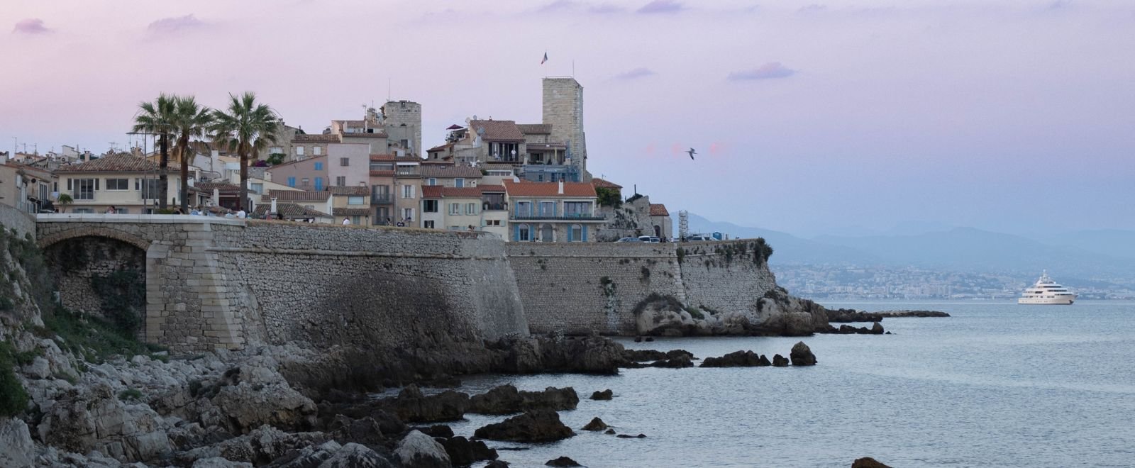 Les remparts du Vieil Antibes au coucher du soleil