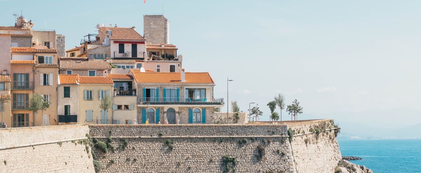 Maisons du Vieil Antibes au-dessus des remparts et de la mer