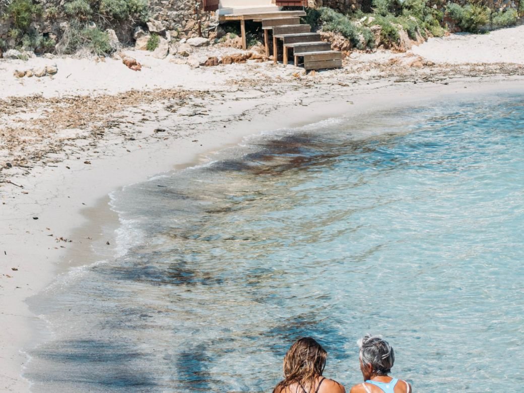 Petite plage de sable et eau claire