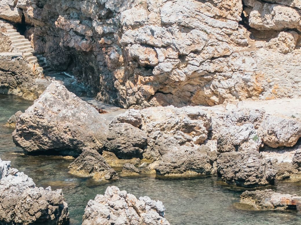 Rochers et eau turquoise d'une crique