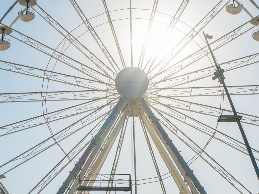 La grande roue d'Antibes sous le soleil