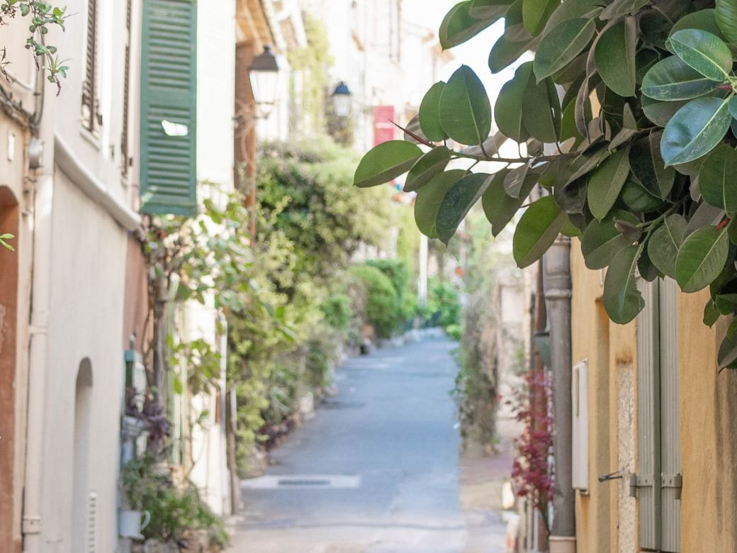 Ruelle fleurie du Vieil Antibes