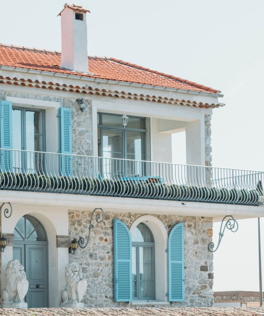 Maison en pierre aux volets bleus du Vieil Antibes