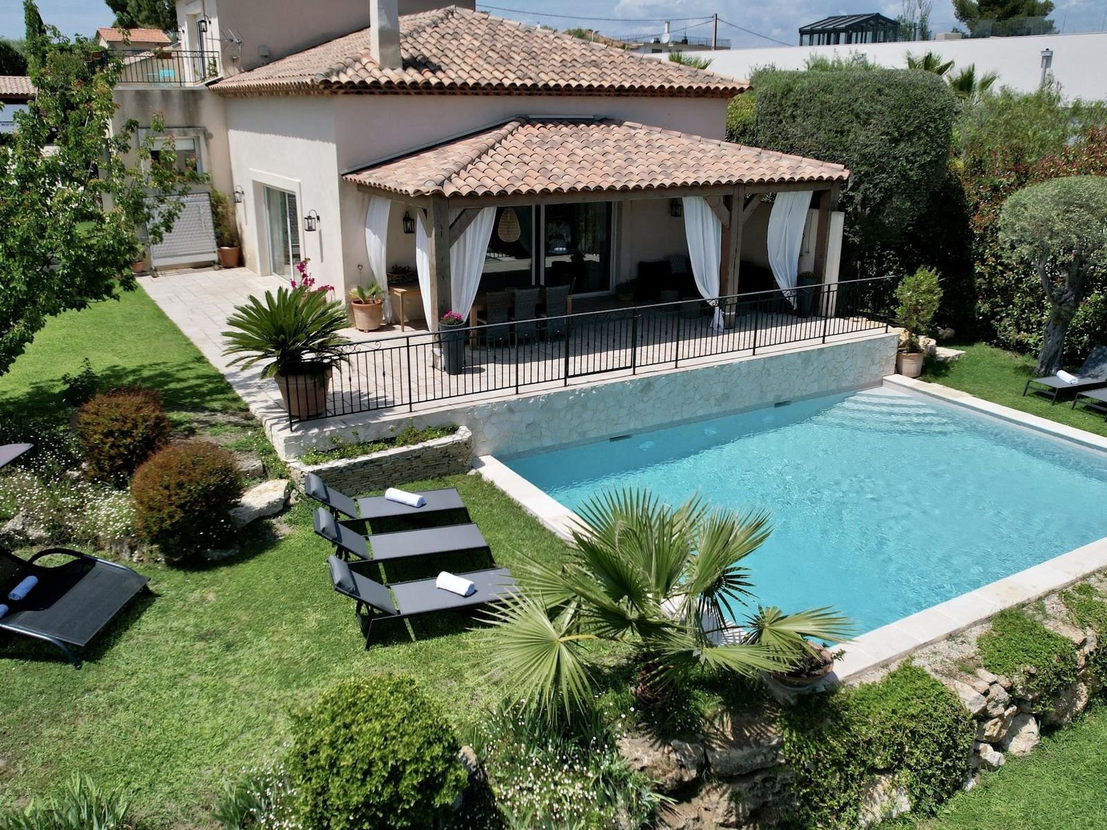 Piscine et terrasse d'une villa au Cap d'Antibes